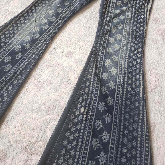 💎FREE PEOPLE 💎Rare, like new! size 28 Bali print festival raw hem flare jeans! - Picture 7 of 12